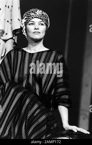 Glenda Jackson (come Cleopatra) ad ANTONY E CLEOPATRA da Shakespeare diretto da Peter Brook per la Royal Shakespeare Company (RSC) al Royal Shakespeare Theatre, Stratford-upon-Avon, Inghilterra, apertura il 04/10/1978. Progettato Da Sally Jacobs. Foto Stock