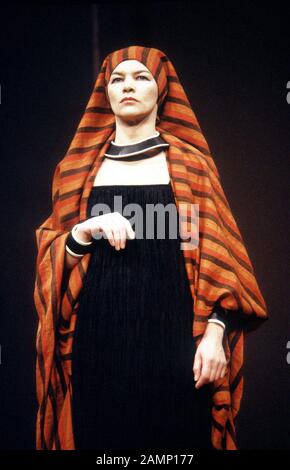 Glenda Jackson (come Cleopatra) ad ANTONY E CLEOPATRA da Shakespeare diretto da Peter Brook per la Royal Shakespeare Company (RSC) al Royal Shakespeare Theatre, Stratford-upon-Avon, Inghilterra, apertura il 04/10/1978. Progettato Da Sally Jacobs. Foto Stock