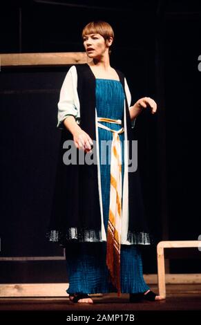 Glenda Jackson (come Cleopatra) ad ANTONY E CLEOPATRA da Shakespeare diretto da Peter Brook per la Royal Shakespeare Company (RSC) al Royal Shakespeare Theatre, Stratford-upon-Avon, Inghilterra, apertura il 04/10/1978. Progettato Da Sally Jacobs. Foto Stock