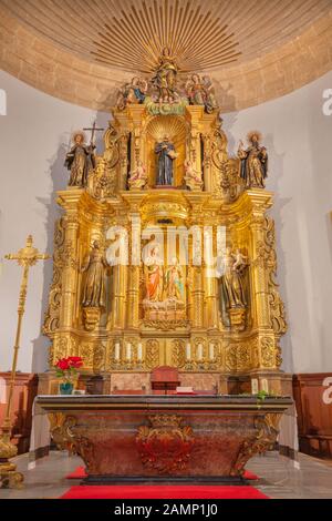 Palma DE MALLORCA, SPAGNA - 29 GENNAIO 2019: L'altare policromo scolpito nella chiesa di Esglesia de la Inmaculada. Concepcion. Foto Stock
