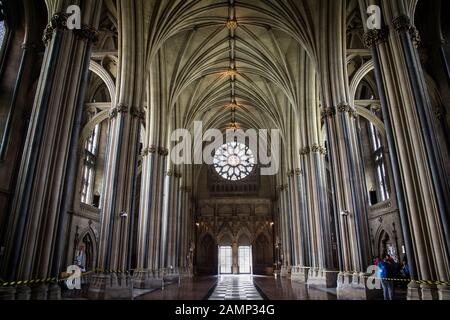 BRISTOL, REGNO UNITO - 8 APRILE 2019. Interno della Cattedrale di Bristol fondata nel 1140, originariamente chiamata Abbazia di Sant'Agostino. Bristol, Inghilterra, Regno Unito, 8 Aprile 2019 Foto Stock