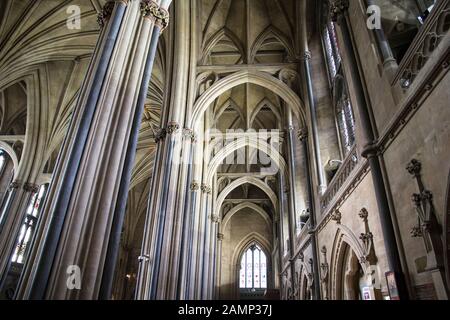 BRISTOL, REGNO UNITO - 8 APRILE 2019. Interno della Cattedrale di Bristol fondata nel 1140, originariamente chiamata Abbazia di Sant'Agostino. Bristol, Inghilterra, Regno Unito, 8 Aprile 2019 Foto Stock