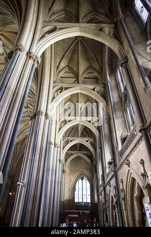 BRISTOL, REGNO UNITO - 8 APRILE 2019. Interno della Cattedrale di Bristol fondata nel 1140, originariamente chiamata Abbazia di Sant'Agostino. Bristol, Inghilterra, Regno Unito, 8 Aprile 2019 Foto Stock
