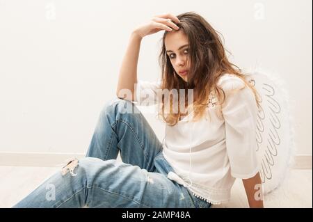 Ragazza teen come un angelo con le ali Foto Stock