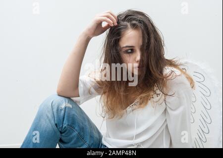 Ragazza teen come un angelo con le ali Foto Stock