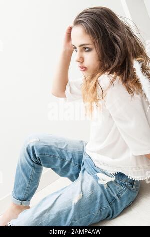 Ragazza teen come un angelo con le ali Foto Stock