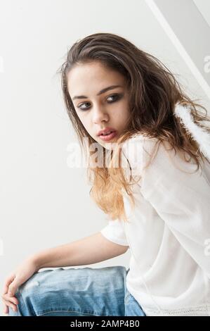 Ragazza teen come un angelo con le ali Foto Stock