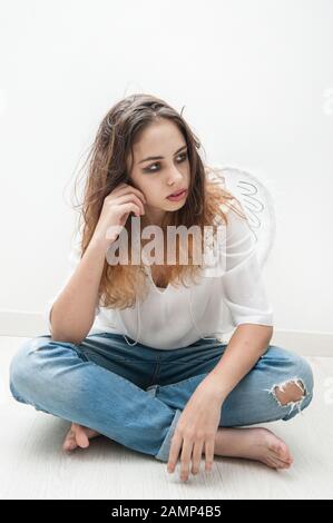 Ragazza teen come un angelo con le ali Foto Stock