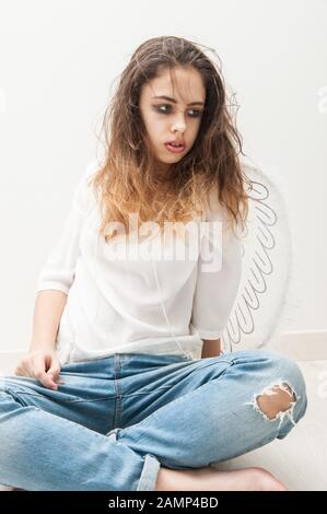 Ragazza teen come un angelo con le ali Foto Stock