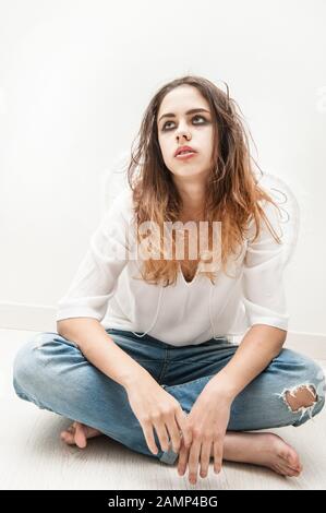 Ragazza teen come un angelo con le ali Foto Stock