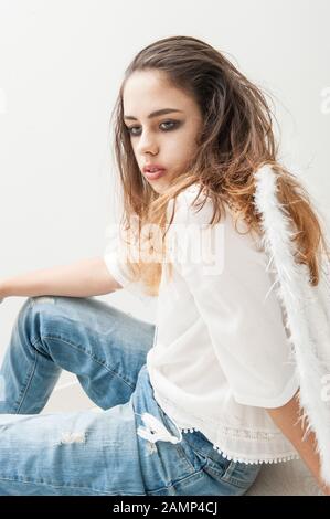 Ragazza teen come un angelo con le ali Foto Stock