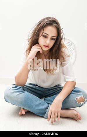 Ragazza teen come un angelo con le ali Foto Stock