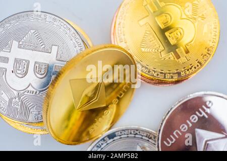 Mazzetto di Crypto valuta le monete con vari di Shiny Silver e golden fisica simbolo cryptocurrencies monete, Bitcoin, Ethereum,. Litecoin, Monero, ripple con focus su ETH Ethereum Foto Stock