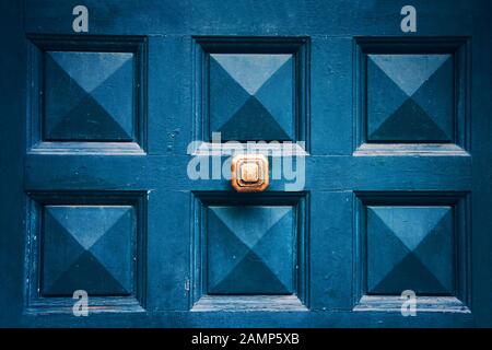 Antica maniglia della porta d'epoca sulla vecchia porta di legno blu Foto Stock