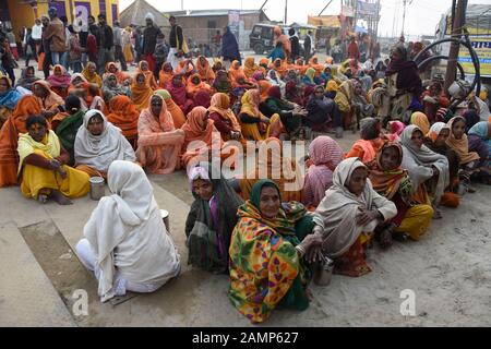 Allahabad, India. 14th Gen 2020. Allahabad: I devoti indù partecipano a una festa comunitaria a Sangam, alla confluenza di tre fiumi sacri, lo Yamuna, il Gange e il mitico Saraswati, durante il Festival di Magh Mela a Prayagraj, stato dell'Uttar Pradesh, India, martedì 14 gennaio 2020. (Foto Di Prabhat Kumar Verma/Pacific Press) Credito: Pacific Press Agency/Alamy Live News Foto Stock