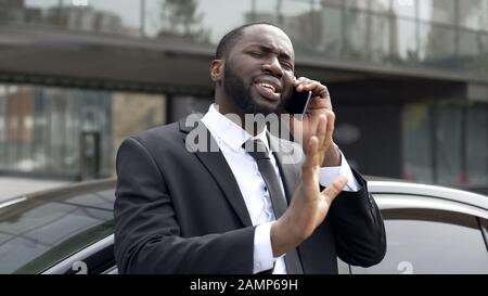 Diplomatico afro-americano che negozia per telefono, difendendo i suoi interessi e la sua opinione Foto Stock