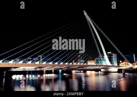 Esposizione lenta night shot di Samuel Beckett Bridge a Dublino, Irlanda Foto Stock