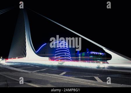 Esposizione lenta night shot di Samuel Beckett Bridge a Dublino, Irlanda Foto Stock