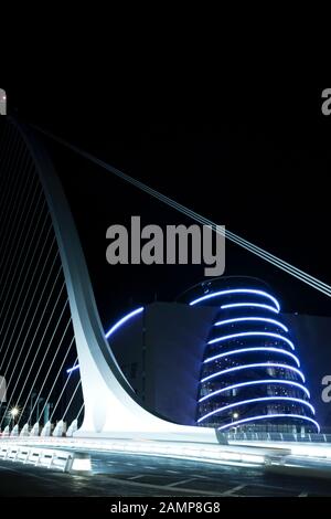 Esposizione lenta night shot di Samuel Beckett Bridge a Dublino, Irlanda Foto Stock