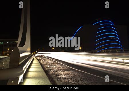 Esposizione lenta night shot di Samuel Beckett Bridge a Dublino, Irlanda Foto Stock