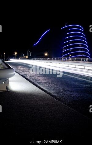 Samuel Beckett, ponte girevole ponte stradale, Sir John Rogerson's Quay, Dublin, Irlanda. Il Centro Congressi di Dublino. Foto Stock