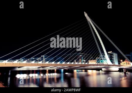 Esposizione lenta night shot di Samuel Beckett Bridge a Dublino, Irlanda Foto Stock