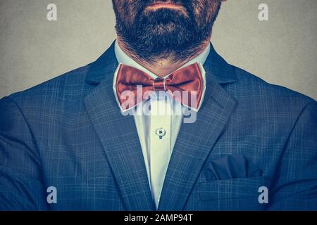 Stile Sposo. Abito maschile blu navy, fiocco rosso Bow, camicia bianca. Abbigliamento formale immagine ritagliata senza viso, solo la barba e le spalle di un Foto Stock
