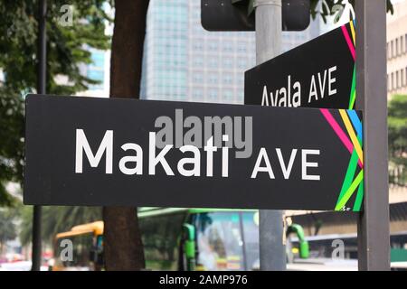 Manila, FILIPPINE - 7 DICEMBRE 2017: Makati Avenue a Makati City, Metro Manila, Filippine. Metro Manila è una delle aree urbane più grandi del Foto Stock