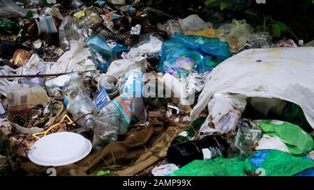 Mucchio di rifiuti tossici di plastica, influenza del consumismo sulla natura, gestione dei rifiuti Foto Stock