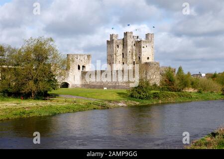 Trim Castle sulle rive del fiume Boyne, Contea di Meath, Irlanda. Foto Stock