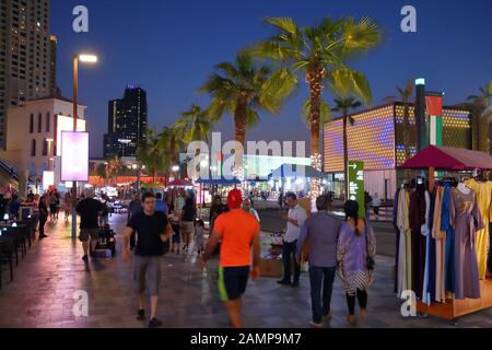DUBAI, Emirati Arabi Uniti - 23 novembre 2017: vista notturna di Marina di Dubai, UAE. Dubai ha 14,9 milioni annui di turisti. Foto Stock
