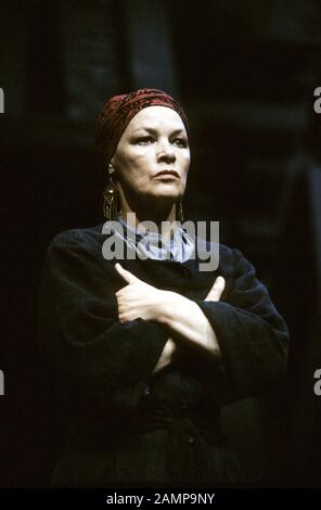 Madre COURAGE di Bertolt Brecht regista: Philip Prowse Glenda Jackson (Mother Courage) a Glasgow Citizens Theatre Production / Mermaid Theatre, Londra EC4 07/1990 Foto Stock