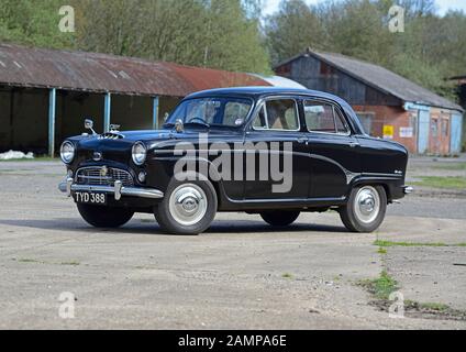 Austin Westminster A90 in piedi in un vecchio cantiere Foto Stock