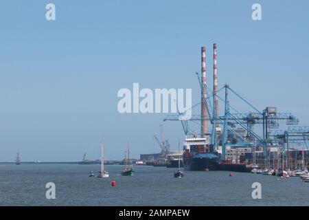 Navi Alte Che Entrano Nel Porto Di Dublino, Irlanda. Foto Stock