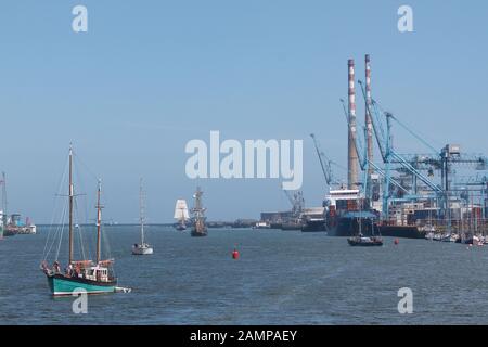 Navi Alte Che Entrano Nel Porto Di Dublino, Irlanda. Foto Stock