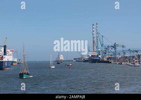 Navi Alte Che Entrano Nel Porto Di Dublino, Irlanda. Foto Stock