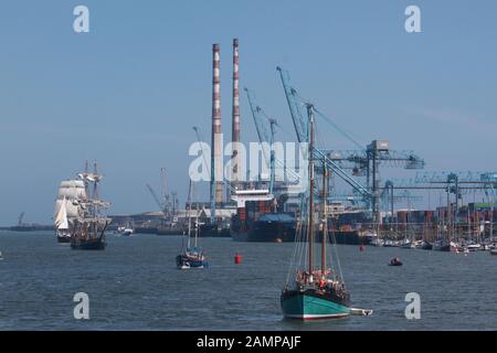 Navi Alte Che Entrano Nel Porto Di Dublino, Irlanda. Foto Stock