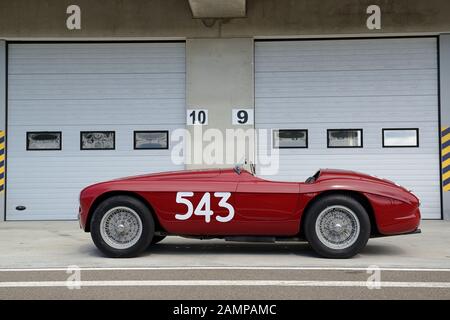Mille miglia Ferrari 212 Export (carrozzeria di Touring) parcheggiata di fronte al box garage Foto Stock