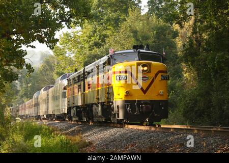 Locomotive diesel MLW/ALCOA FPA-4 numero CVSR 6777 e numero CVSR 6771. Gestito come evento speciale sulla ferrovia panoramica della Cuyahoga Valley. Cuyahoga V Foto Stock