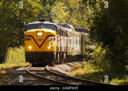 Locomotive diesel MLW/ALCOA FPA-4 numero CVSR 6777 e numero CVSR 6771. Gestito come evento speciale sulla ferrovia panoramica della Cuyahoga Valley. Cuyahoga V Foto Stock