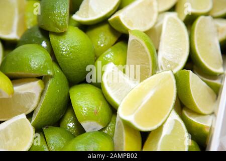 Food background - raccolta di fette di lime dai colori vivaci. Foto Stock