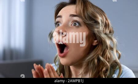 Buona donna che guarda il gioco di calcio in tv, squadra di sostegno, coraggio per l'obiettivo Foto Stock