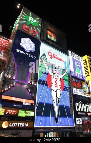 Osaka, GIAPPONE - 24 APRILE 2012: Glico Man neon a Osaka, Giappone. Già esistente dal 1935, Glico Man è uno dei più noti neons in tutto il mondo. Foto Stock