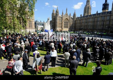 L'attrice Joanna Lumley emerge vittoriosa dalla Camera dei Comuni dopo un voto assegnato ai soldati in pensione Gurkha che hanno combattuto per il Regno Unito gli stessi diritti dei loro omologhi britannici e del Commonwealth consentendo loro il diritto di risiedere nel Regno Unito Foto Stock