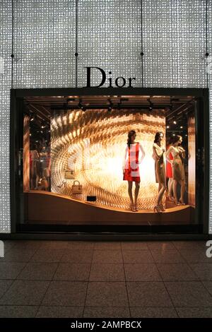 Nagoya, GIAPPONE - 27 APRILE 2012: Negozio Dior a Nagoya, Giappone. La società di moda è stata fondata nel 1946. Il risultato operativo era pari a 4,2 miliardi di euro in 20 Foto Stock