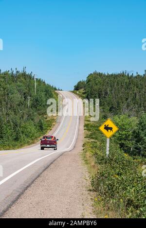 Il cartello stradale avverte di attraversare alci, Cabot Trail, Cape Breton Highlands National Park, Nova Scotia, Canada Foto Stock