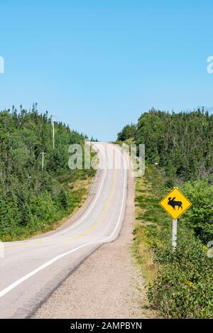 Il cartello stradale avverte di attraversare alci, Cabot Trail, Cape Breton Highlands National Park, Nova Scotia, Canada Foto Stock