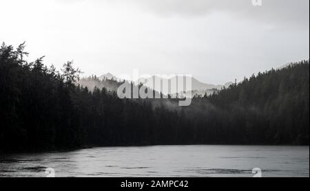 Lago Eibsee in pioggia, maltempo, vicino Grainau, alta Baviera, Baviera, Germania Foto Stock
