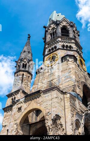 Chiesa torre della Kaiser Wilhelm Memorial Church, Charlottenburg, Berlino, Germania Foto Stock