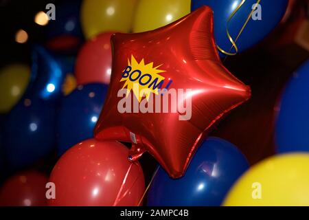 Primo piano di palloncini multicolori da festa. Foto Stock